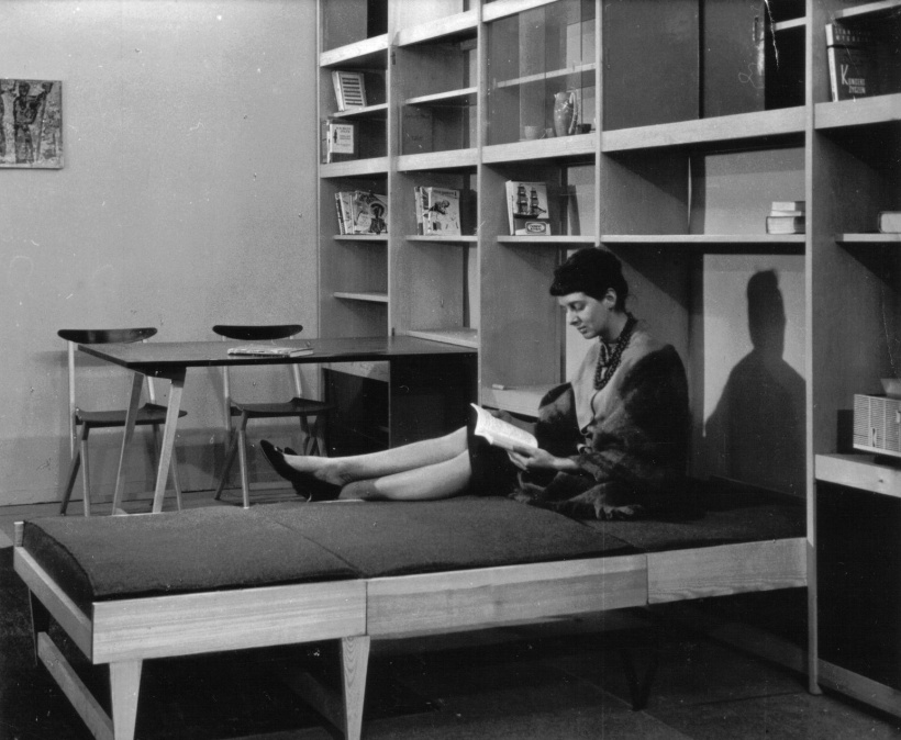 Poznań, zwieńczenie konkursu na meble do małych mieszkań 1962. Bogusława na kanapce prototypu meblościanki. Fot. arch. autora