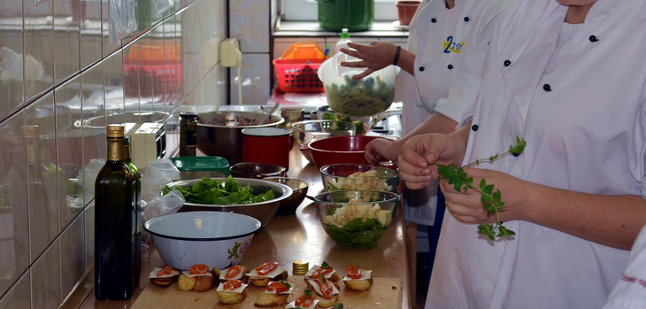 Sprawdzili, jak jedzą Polacy. Do ascezy nam daleko