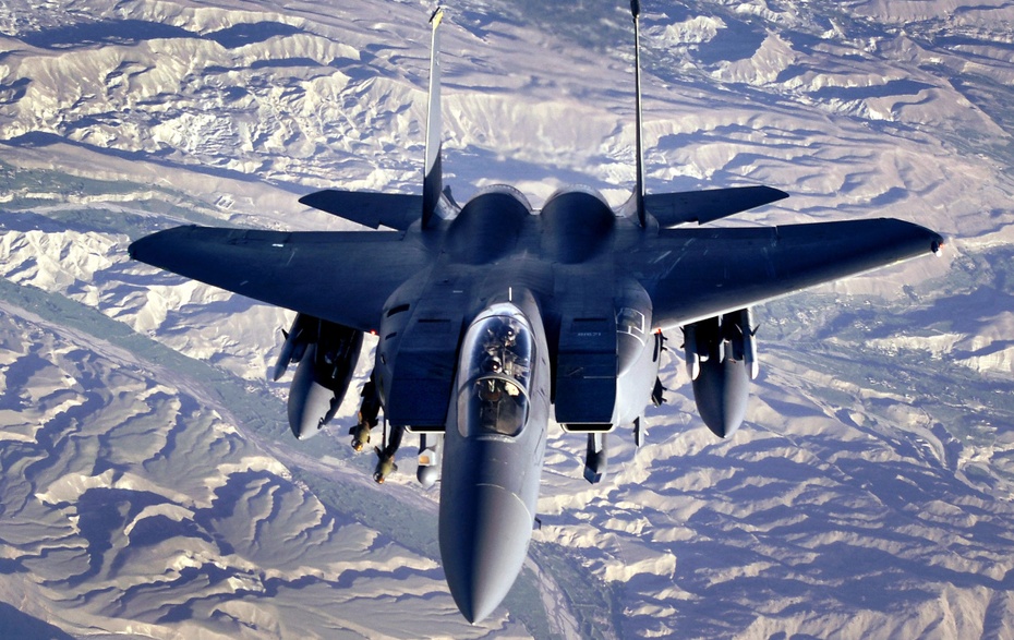 Piękne zdjęcie F-15 E nad Afganistanem. Widoczne ultracienkie struktury usterzenia wykonane technologią "plastra miodu".Zdjęcie: Wiki