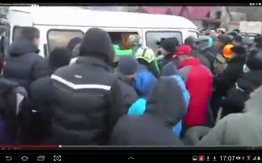 Pod Kijowem w miasteczku Boryspil ludzie nie pozwolili jechać do Kijowa autobusu z tituszkami
