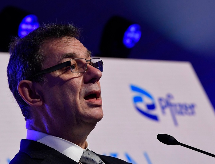 Prezes Pfizera: Szczepionka co roku lepsza niż dawka przypominająca