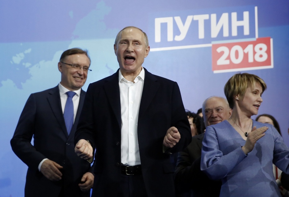 Władimir Putin cieszy się z wyniku wyborów, fot.  	PAP/EPA/SERGEI ILNITSKY