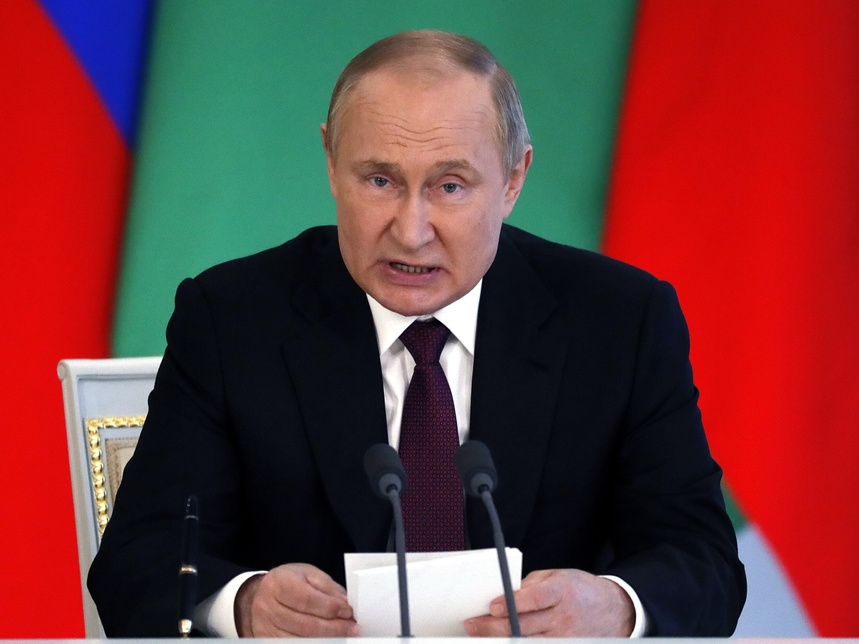 Media coraz częściej spekulują o zawartości tajemniczej walizki Władimira Putina. (fot. PAP/EPA)