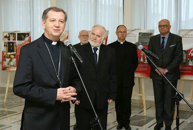 Biskup polowy WP Józef Guzdek (L). Fot. Kancelaria Senatu RP/CC BY-SA 3.0 pl
