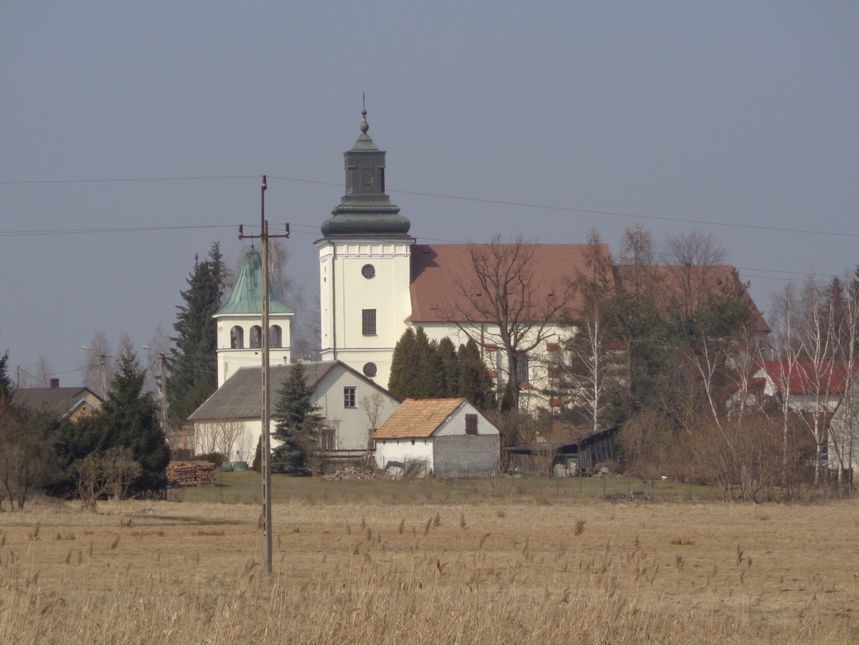 Kościól w Żelechowie - obok cmentarza