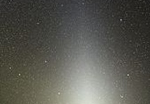 Słup światła zodiakalnego widzianego w Paranal, Chile. Światło słonca rozproszone o 150-180 stopni na pyle z komet i planetoid