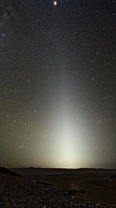 Słup światła zodiakalnego widzianego w Paranal, Chile. Światło słonca rozproszone o 150-180 stopni na pyle z komet i planetoid