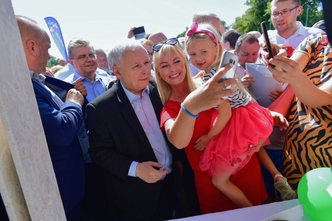 Prezes PiS Jarosław Kaczyński (3L), 3 bm. w miejscowości Dygowo pod Kołobrzegiem uczestniczy w Pikniku Rodzinnym #DobryCzasPL. Fot. PAP/Marcin Bielecki