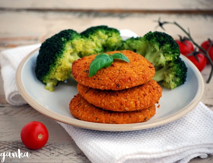 Dlaczego weganie gotują dania, które udają mięso?