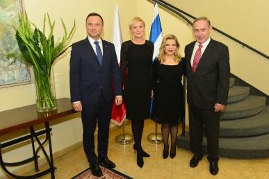 Premier Benjamin Netanjahu (z lewej) i jego żona, Sara, przyjmują polskiego prezydenta Andrzeja Dudę (drugi od prawej) i jego żonę Agatę Kornhauser w rezydencji prezydenta w Jerozolimie.