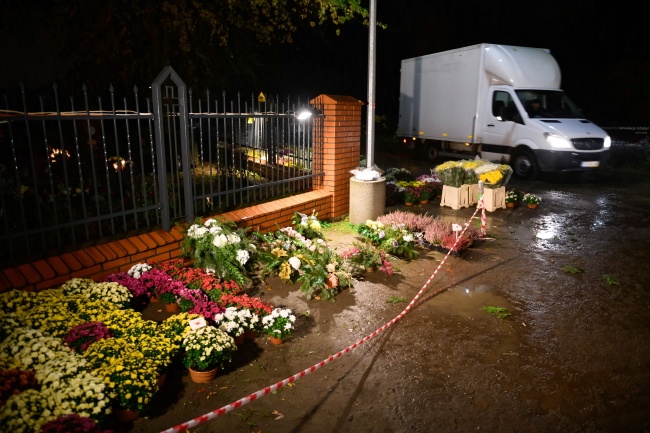 Handel kwiatami pod cmentarzem parafii Matki Boskiej Częstochowskiej w Poznaniu 30 X 2020. Fot. PAP/Jakub Kaczmarczyk