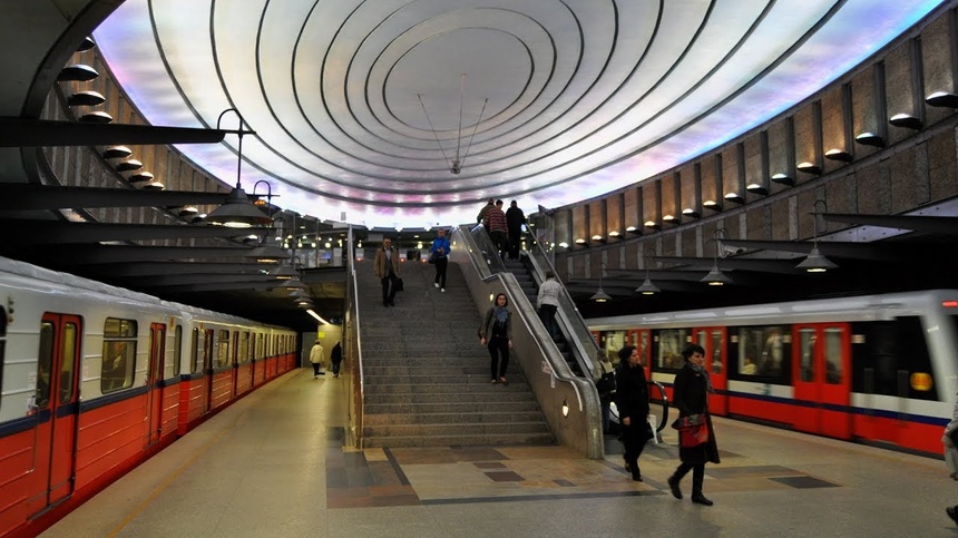 Metro w Warszawie.