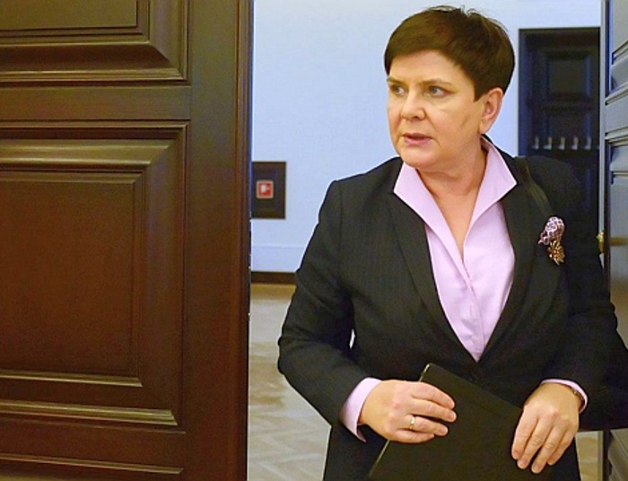 Nagrody dla ministrów w rządzie Beaty Szydło. Tylko 7 osób oddało pieniądze na Caritas?