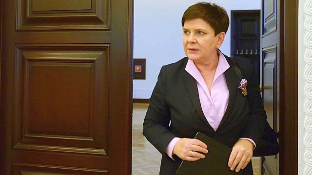 Beata Szydło mówiła, że te nagrody ministrom się "po prostu należały", a potem obiecała ich zwrot. Fot. PAP wideo