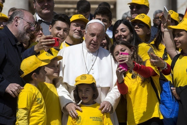 Papież ustanowił normy w sprawie zgłaszania pedofilii i odpowiedzialności biskupów, fot.  	PAP/EPA/ANGELO CARCONI