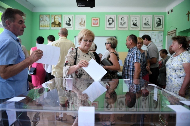 Mieszkańcy Baranowa głosują w referendum w sprawie budowy Centralnego Portu Komunikacyjnego, fot. PAP/Jacek Turczyk
