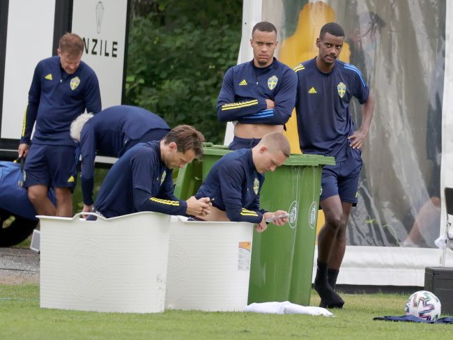Trening szwedzkiej drużyny przed meczem Polska - Szwecja. Fot. PAP/EPA/Adam Ihse/TT