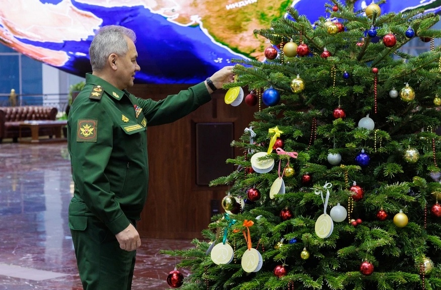 Minister obrony Rosji Siergiej Szojgu wziął udział w akcji "Drzewko życzeń". Fot. MON Rosji