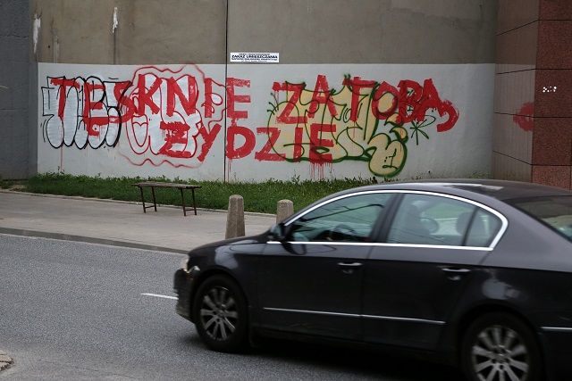 Napis "Tęsknię za Tobą Żydzie" na murze Mostu Średnicowego przy ulicy Kruczkowskiego w Warszawie. Fot. PAP/Tomasz Gzell