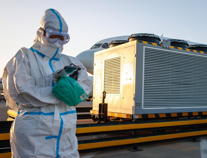 Absurdy chińskiej polityki "zero COVID". Dorabiają maski piłkarzom na mundialu