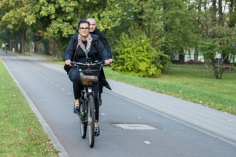 Alekdandra Dulkiewicz na rowerze, fot. Dominik Paszliński/gdansk.pl