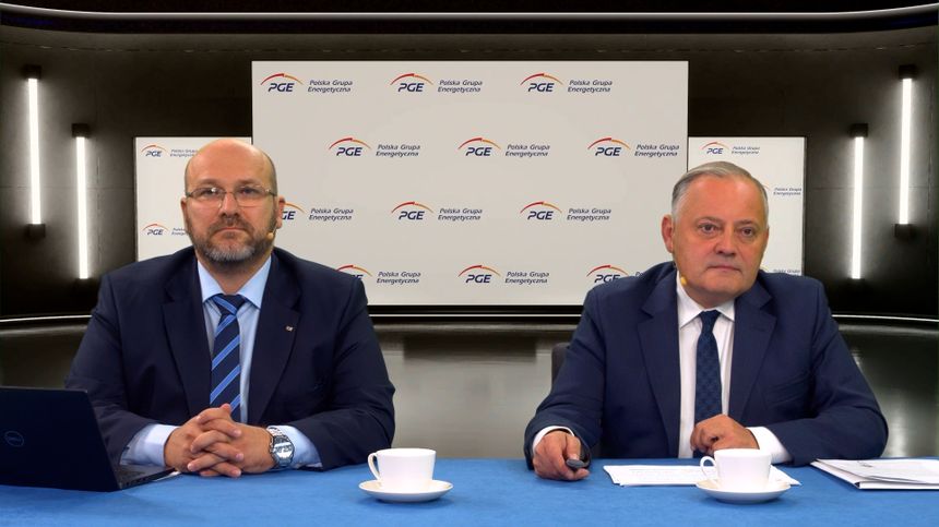 Prezes PGE Wojciech Dąbrowski (z prawej) i wiceprezes ds. finansowych Paweł Strączyński.