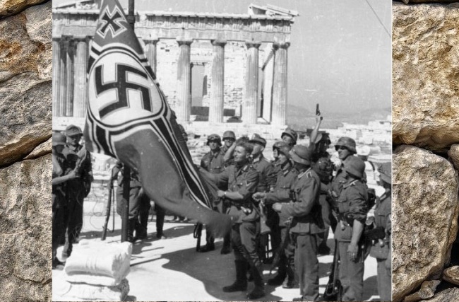 Żołnierze niemieccy podnoszą niemiecką flagę wojenną nad Akropolem w Atenach Wojskowa historia Grecji w czasie II wojny światowej. Fot. Wikipedia/Bundesarchiv