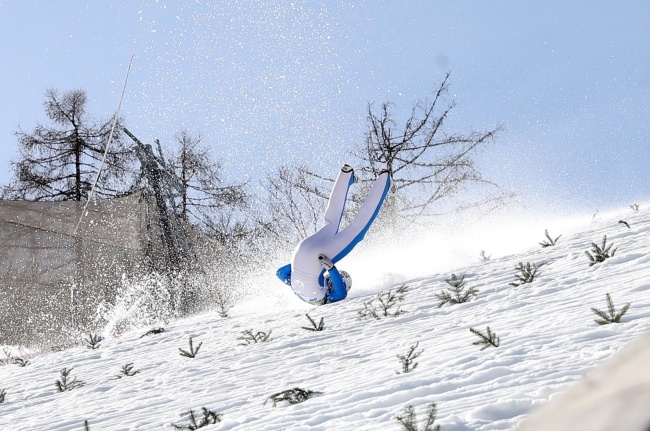 Norweg Daniel Andre Tande podczas upadku w serii próbnej przed zawodami Pucharu Świata w skokach narciarskich. Fot. PAP/Grzegorz Momot
