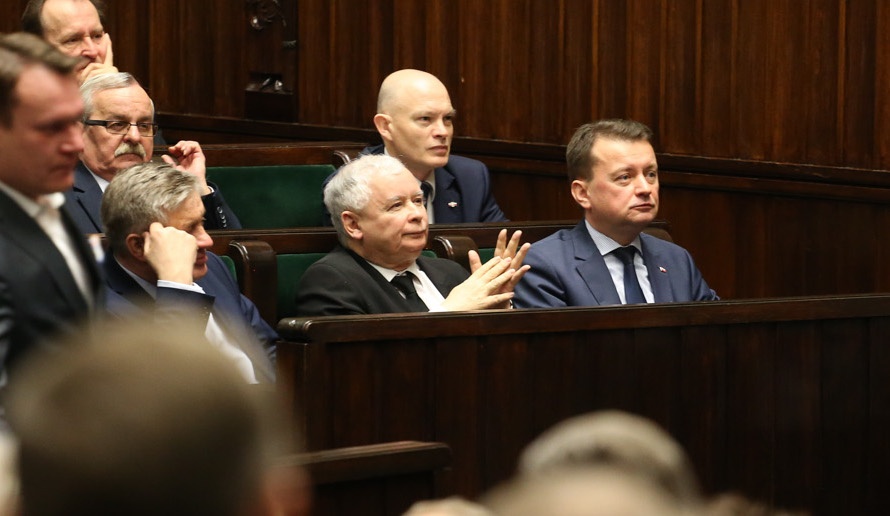 PiS wciąż zdecydowanym liderem w badaniach. Fot. Flickr/Sejm RP