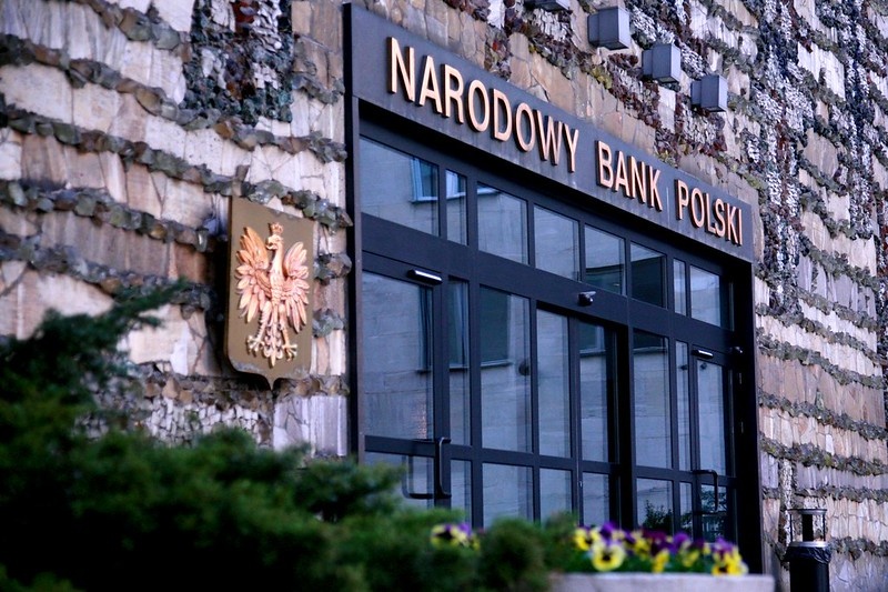 Główne wejście do budynku NBP przy ulicy Świętokrzyskiej w Warszawie. fot. NBP, Flickr, CC BY-ND 2.0