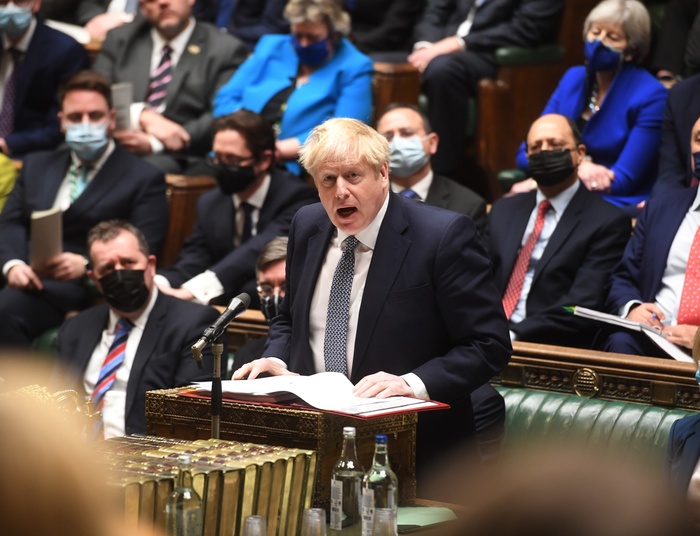 Pili na potęgę, niezależnie od restrykcji. Brytyjskie media pogrążają Johnsona
