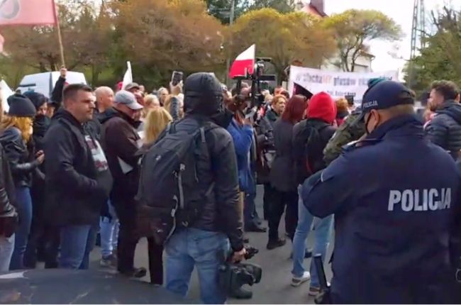Uczestnicy protestu przed domem Romana Szełemeja, fot. YouTube