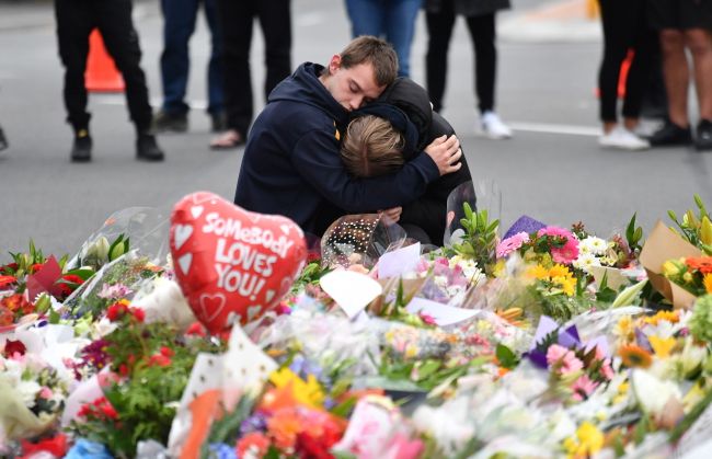Ludzie jednoczą się po zamachu w Christchurch.