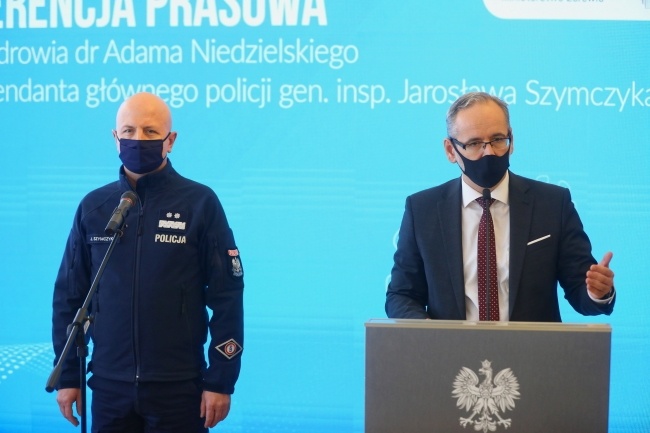 Minister zdrowia Adam Niedzielski (P) i komendant główny Policji Jarosław Szymczyk (L), fot. PAP/Rafał Guz