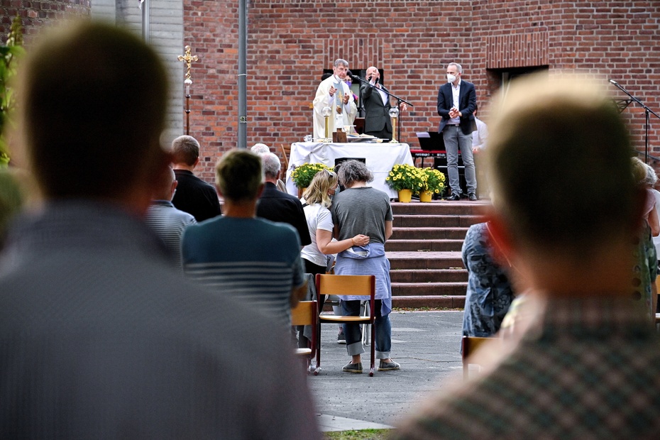 Niemieccy księża błogosławią pary homoseksualne.