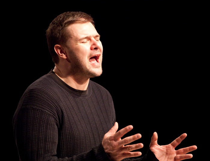 Może zarabiać nawet milion złotych rocznie. Dla Tomasza Karolaka to i tak za mało