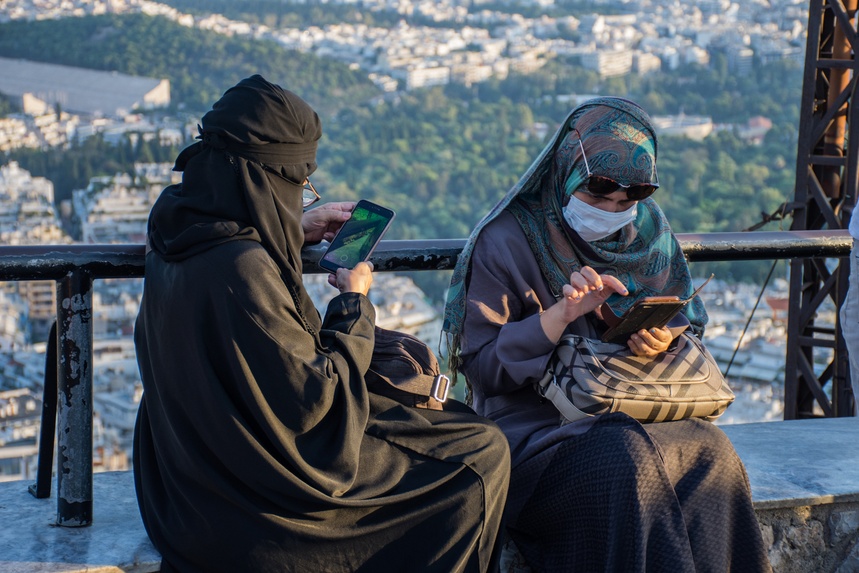 Hibatullah Akhundzad przywódca Afganistanu i talibów ogłosił, że kobiety są zmuszone do noszenia w przestrzeni publicznej burki zakrywającej całe ciało. Fot. pxhere.com
