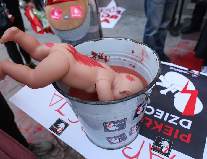 Leją kwasem, hałasują i każą patrzeć na płody. Warszawiacy mają dość proliferów