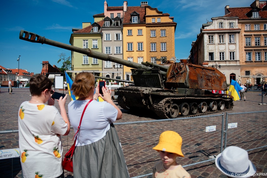 Resztki czołgu T-72 na Placu Zamkowym w Warszawie. Fot. KPRM