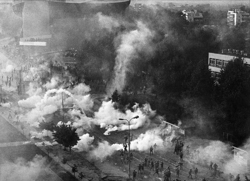 Rok 1981.  Nowa Huta. ZOMO tłumi protesty