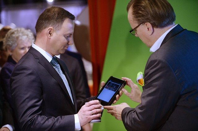 Prezydent Andrzej Duda w towarzystwie Matsa Guldbranda z Ericssona podczas wizyty w Ericsson Studio