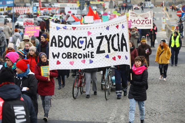 Uczestnicy XX warszawskiej Manify na ulicach miasta.  Fot. PAP/Rafał Guz