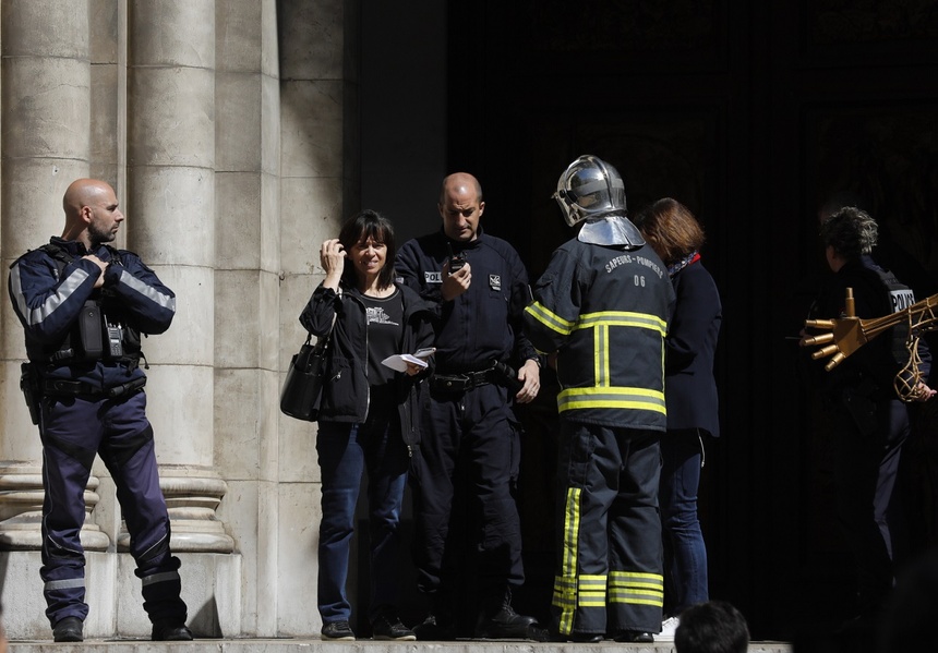 Polski ksiądz padł ofiarą nożownika w Nicei na południu Francji. Fot. PAP/EPA/SEBASTIAN NOGIER