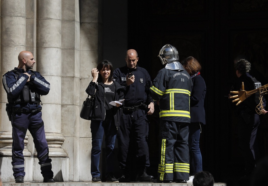 Polski ksiądz padł ofiarą nożownika w Nicei na południu Francji. Fot. PAP/EPA/SEBASTIAN NOGIER