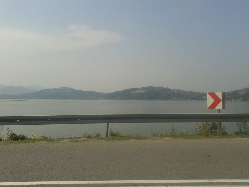 Jezioro Rożnowskie, przed nami Sienna i budowa hotelu przez Wiśniowskiego, producenta bram garażowych