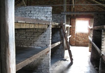 Wnętrze baraku w Birkenau (fot.Michał Tyrpa)
