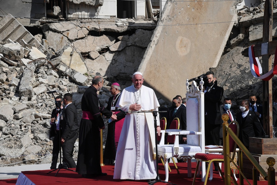 Papież odmówił modlitwę na placu czterech kościołów, zniszczonych przez Państwo Islamskie. fot.PAP/EPA/ ALESSANDRO DI MEO
