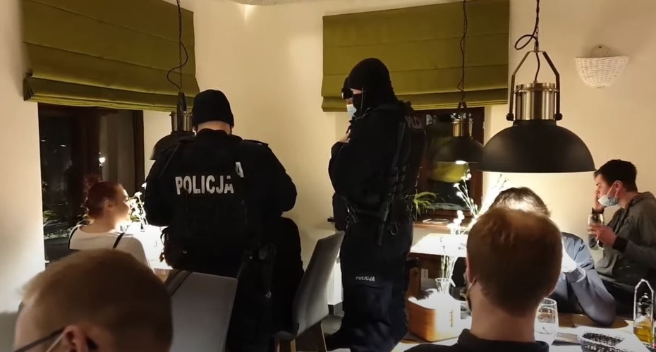 Policja spisywała klientów lokalu w Cieszynie.