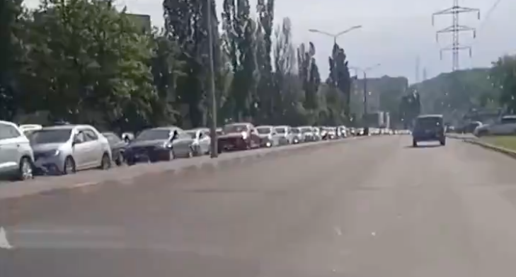(Rosjanie uciekają z Biełgorodu. Fot. Twitter/@intermarium24)