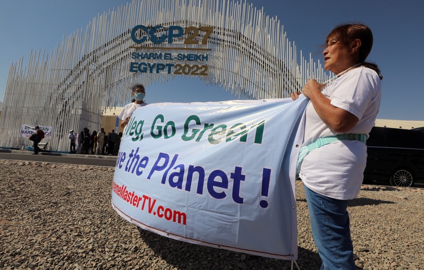 Aktywiści protestują w Egipcie przeciwko zmianom klimatycznym. Fot. PAP/EPA
